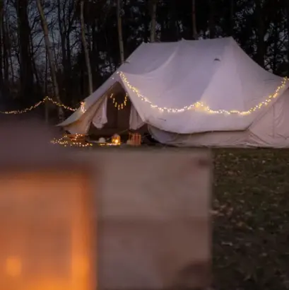 Glamping telt med lys ved Lefeldtgaard